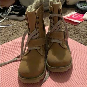ROXY WINTER BOOTS (Final Price, not negotiable)